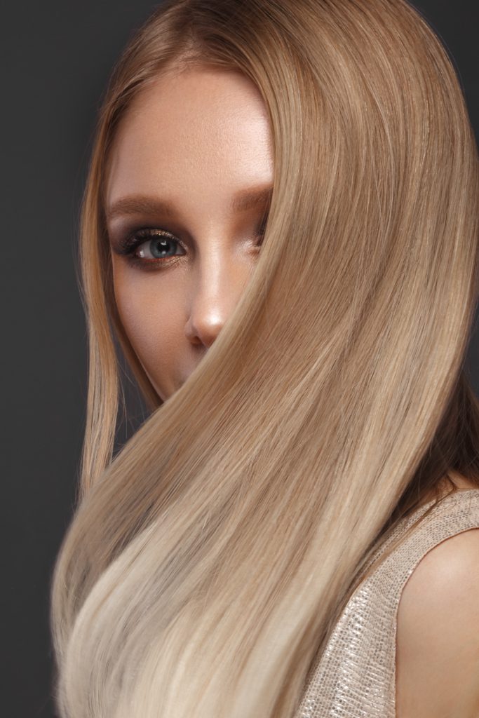 donna con capelli perfetti dopo trattamento alla cheratina