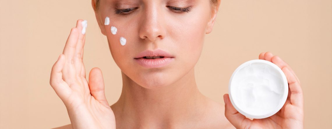 ragazza-con-crema-viso-bianca-sul-corpo