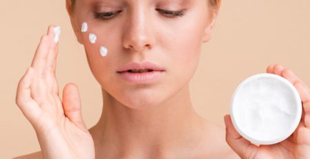 ragazza-con-crema-viso-bianca-sul-corpo