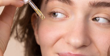 donna-applica-siero-su-viso
