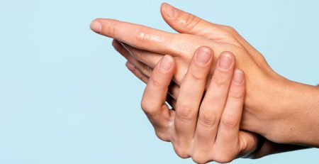 persona-che-si-lava-le-mani-al-chiuso