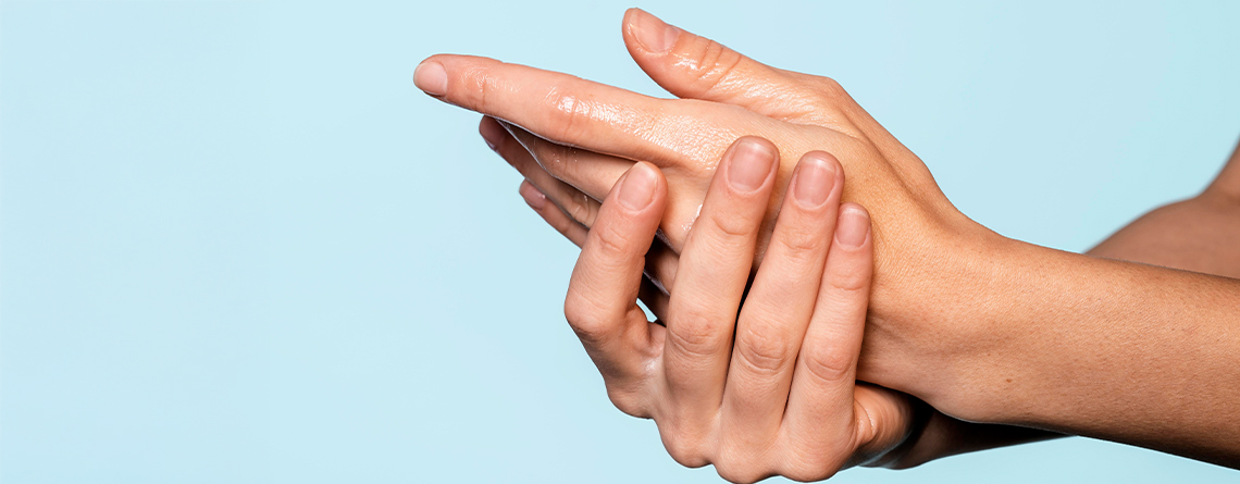 persona-che-si-lava-le-mani-al-chiuso