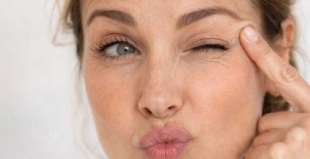 Donna che si tocca il viso