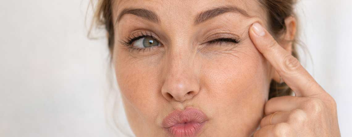 Donna che si tocca il viso